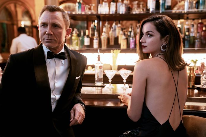 Daniel Craig in Ana de Armas