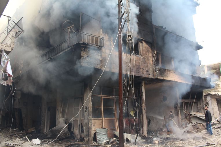 Een gebouw in Daraya staat in brand. Beeld AFP