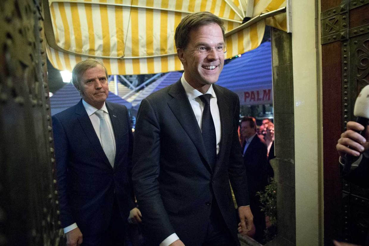Premier Rutte arriveert op het VVD-feestje tijdens verkiezingsavond. Beeld anp