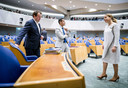 Carola Schouten, minister voor Armoedebeleid, Participatie en Pensioenen, in gesprek met Farid Azarkan (Denk) en Bart van Kent (SP), voorafgaand aan een debat over de wet toekomst pensioenen in de Tweede Kamer.