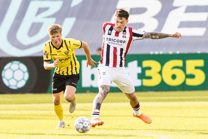 Jizz Hornkamp kijkt (net als zijn trainer) uit naar een heerlijke voetbaldag in Tilburg: ,,Het publiek gaat volle bak, dan is het hier echt een gekkenhuis.”