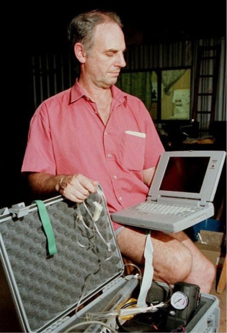 'Mijn eerste euthanasieën voerde ik uit met de Deliverance Machine, een laptop die de patiënt zélf kon bedienen'

 Beeld 