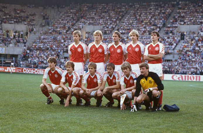 Arnesen (bovenaan, uiterst rechts) op de Deense ploegfoto voor het duel tegen de Rode Duivels in Straatsburg.