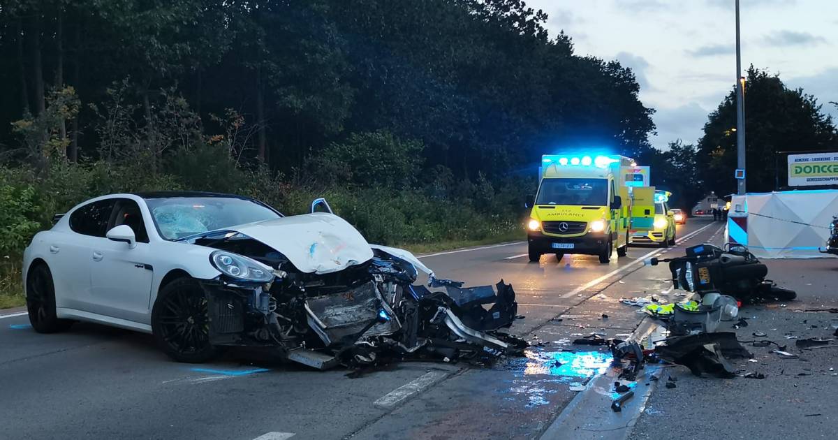 Nederlandse motoragent in levensgevaar na frontale botsing met Porsche.