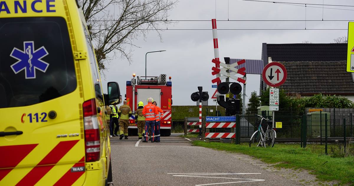 Fietser aangereden door trein in Hulten, overlijdt ter plekke.