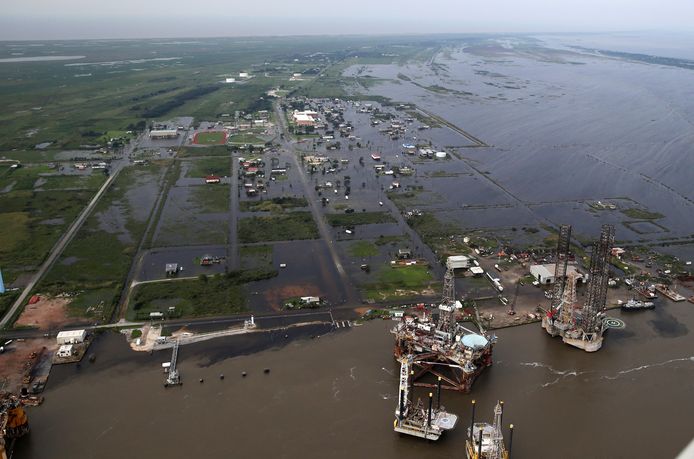 Na de tropische storm Harvey staan delen rond Sabine Pass (Texas) onder water.