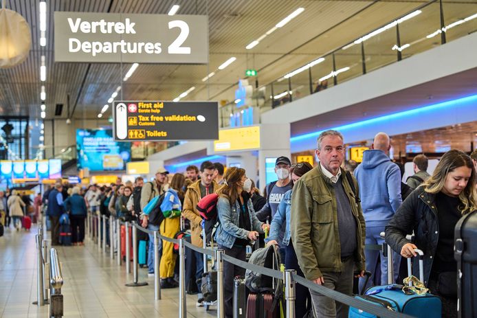 Nederlanders vertrekken van andere luchthavens om te ontsnappen aan de lange wachtrijen op Schiphol.