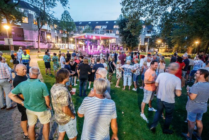Folkband Squander Squad. besloot de serie muziekavonden onder de noemer Roosendaal Swingt in het Emile van Loonpark
