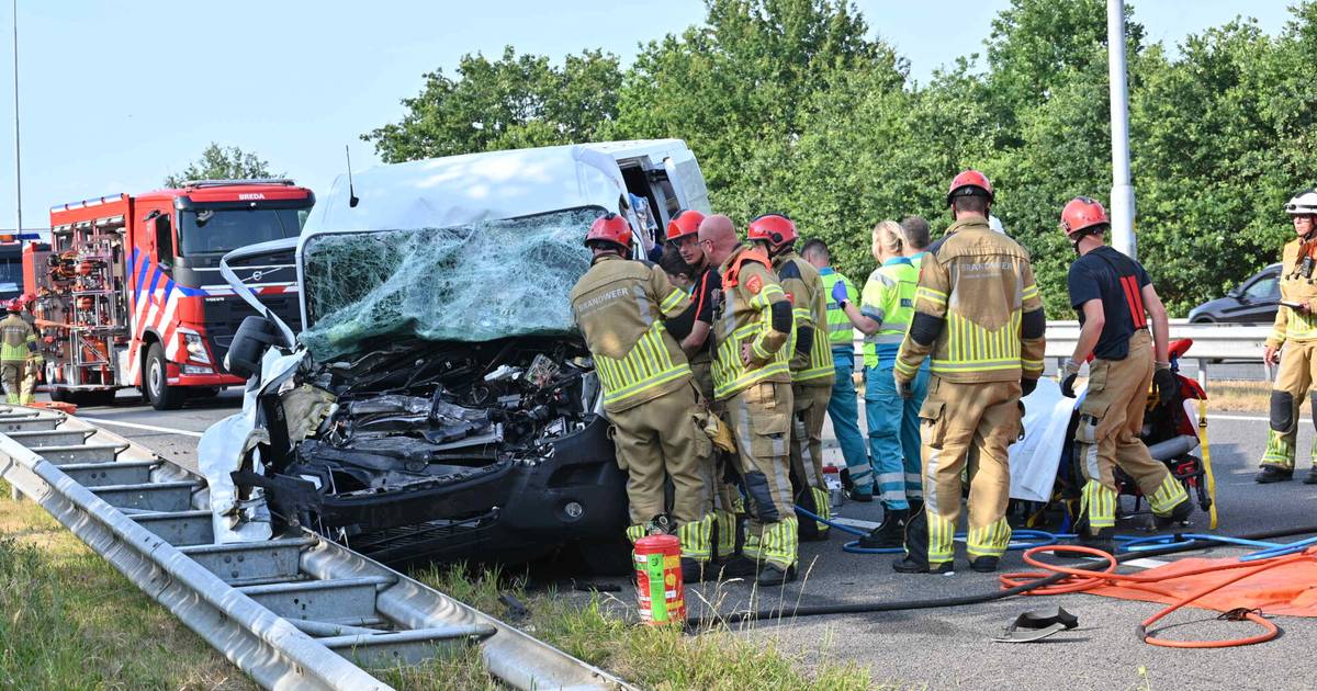Automobilist raakt zwaargewond bij botsing achterop vrachtwagen, A27 bij Bavel is dicht.