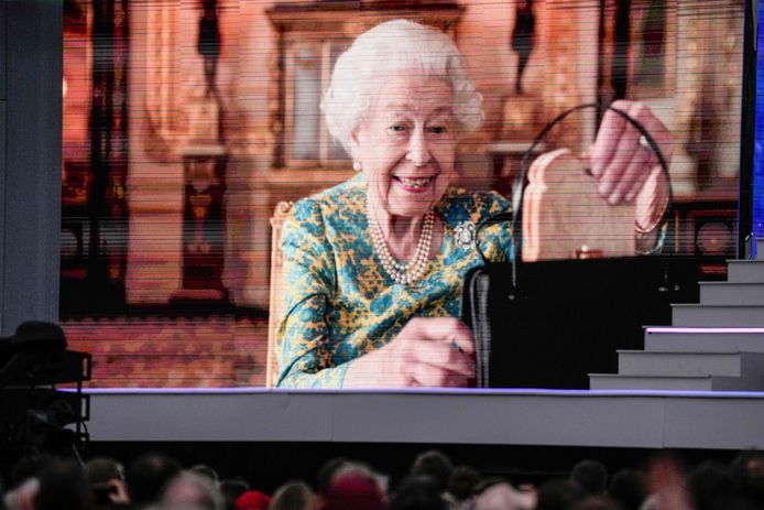 Queen Elizabeth haalt een boterham met marmelade uit haar handtas - één van de grappigste momenten uit het filmpje