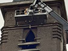 Bij de kerk in Naaldwijk staat de tijd tijdelijk stil; 
uurwerk, wijzers en cijfers in groot onderhoud
