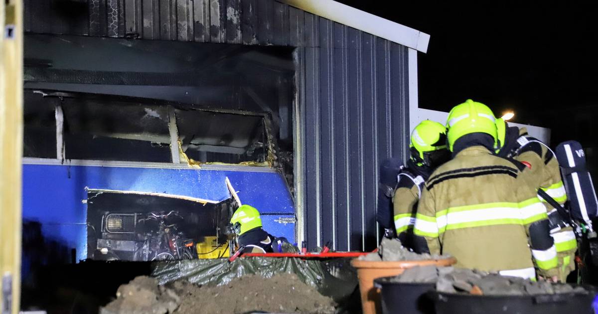 Loods loopt veel schade op bij brand, straat lange tijd afgesloten