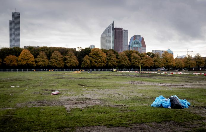 Na het vertrek van de boeren lag op het veld ook veel afval, zoals gebroken glas.