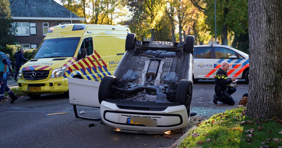 Auto op de kop door botsing in woonwijk Velp.
