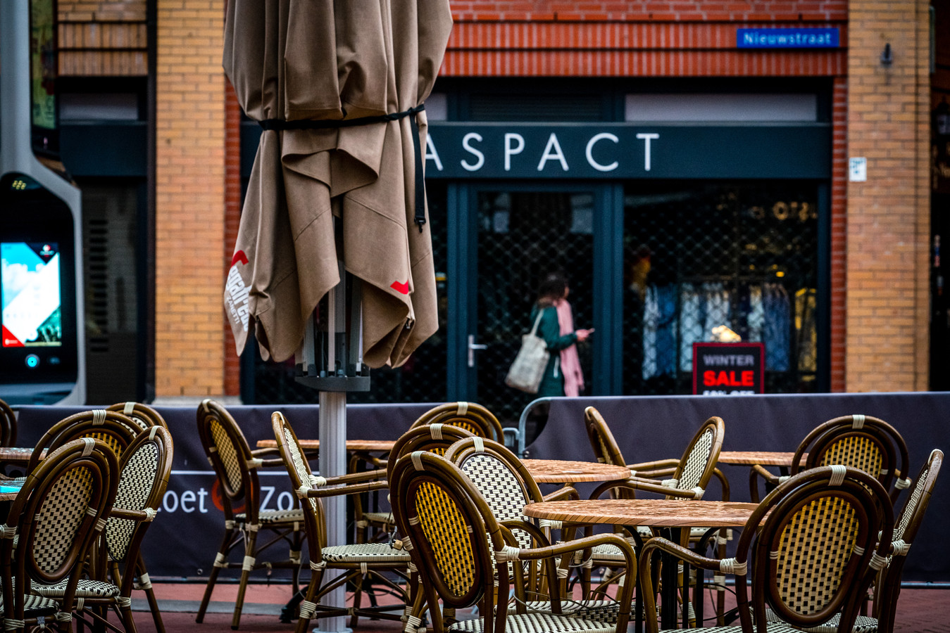 Gesloten restaurants en dichte cafes tijdens de harde lockdown op het Stratumseind van Eindhoven.