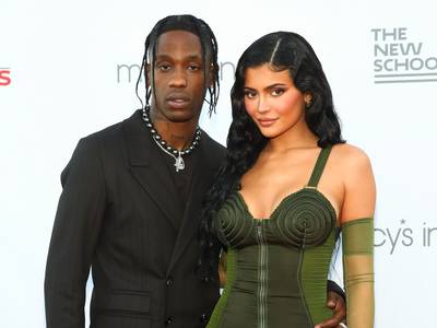 Kylie Jenner heeft het mentaal moeilijk na geboorte van zoontje Wolf: “Het is oké om je slecht te voelen”