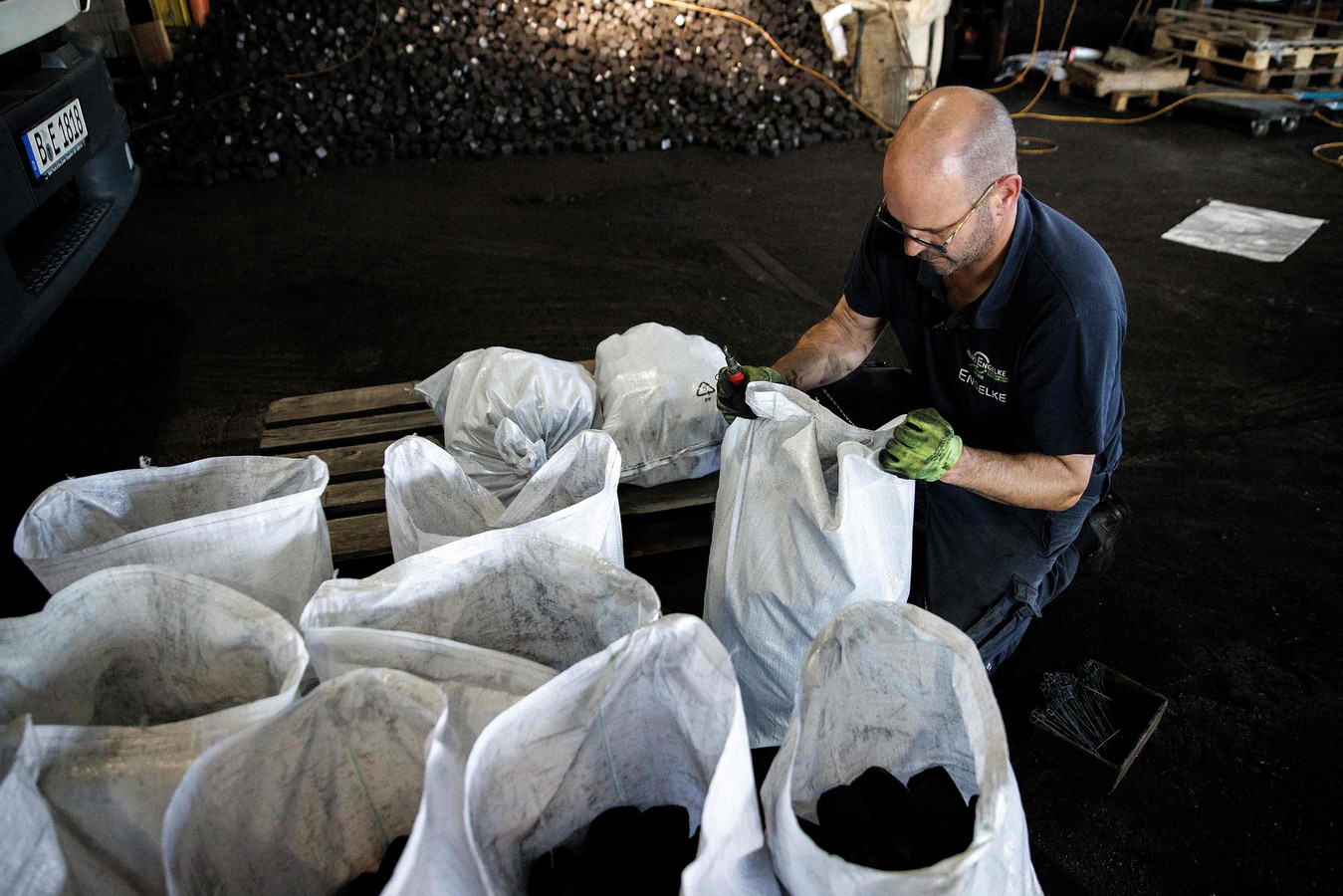 Un ouvrier remplit des sacs de charbon dans l'entrepôt de l'entreprise de produits de chauffage "Hans Engelke Energie" à Berlin