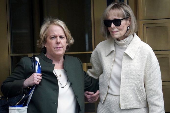 Roberta Kaplan et E. Jean Carroll quittant le palais de justice de Manhattan.