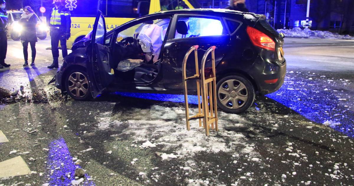 Auto S Total Loss Na Botsing Op Deurneseweg In Helmond Geen Gewonden Helmond Ed Nl