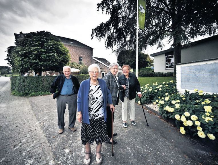 Vier ooggetuigen van de bevrijding van Mesch. Vlnr: Leon Pinckaerts (85), Maaria Weerts (88), Pauline Nuyts (86) en Mia Brouwers (86). Beeld Roger Dohmen