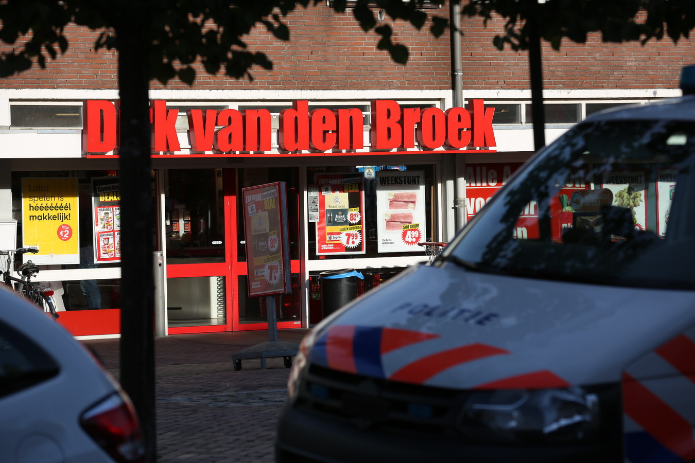 Gewapende overval op supermarkt Dirk van den Broek in Oud Gastel Foto