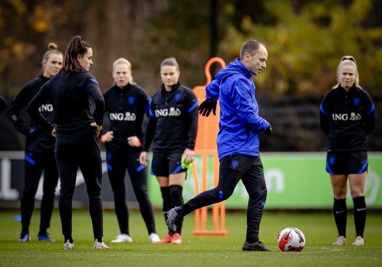 Bondscoach Mark Parsons tijdens een training van het Nederlands vrouwenelftal.  Beeld ANP