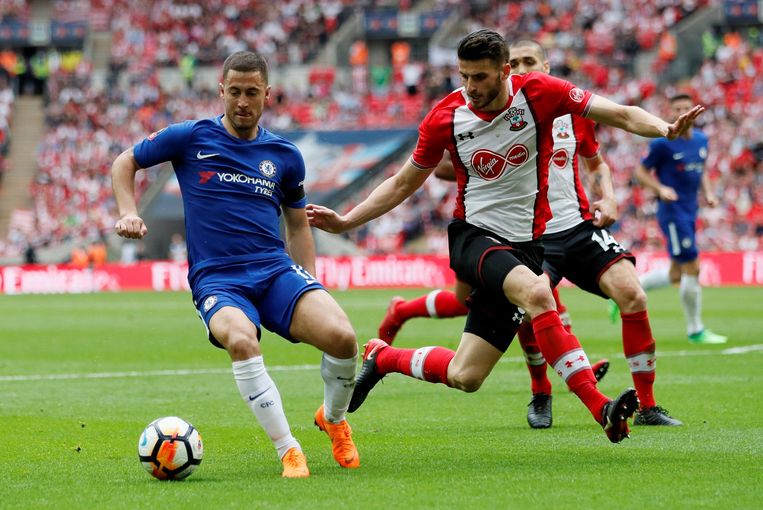 Eden Hazard houdt twee Southampton-verdedigers af in de halve finale van de FA Cup. Zaterdag speelt hij met Chelsea de finale tegen Manchester United. Beeld Photo News