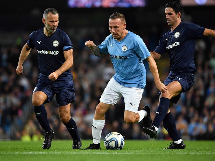 Ryan Giggs en Mikel Arteta voor de Premier League all stars, Craig Bellamy in het shirt van City