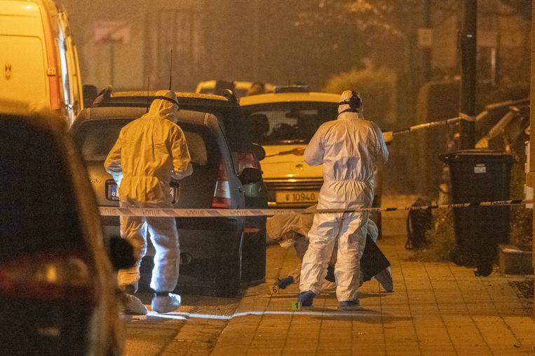 Speurders op de plek van een granaatexplosie. Sam Vlaminck (advocaat in drugszaken): ‘Het probleem is eigenlijk niet op te lossen door een bepaald gebied van de stad in lockdown te plaatsen.’ Beeld Marc De Roeck