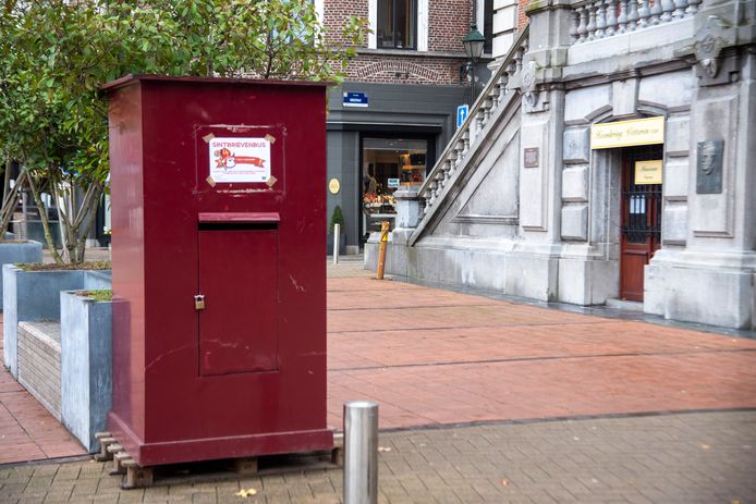 Sint Brievenbus op de Markt van Wetteren.