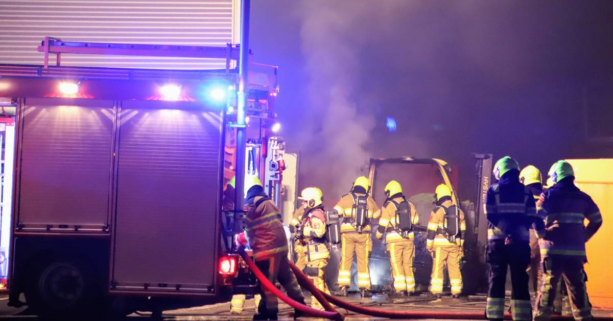 Oplettende vrachtwagenchauffeur voorkomt grote brand op bedrijventerrein in Tiel .
