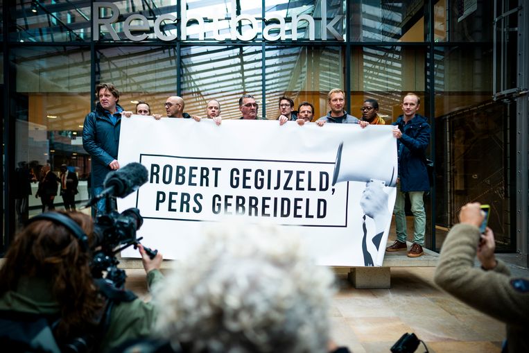 Journalisten demonstreren bij de rechtbank tegen de gijzeling van NOS-verslaggever Robert Bas.  Beeld de Volkskrant / Freek van den Bergh 