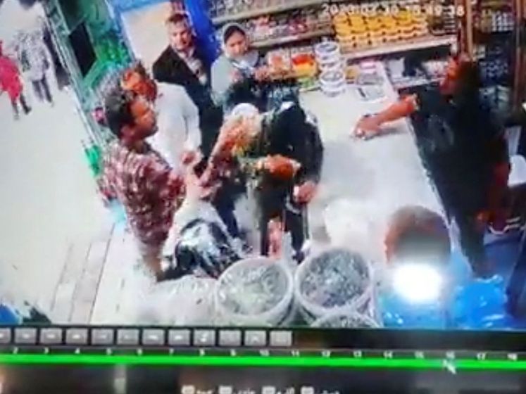 Un homme jette du yaourt sur deux Iraniennes non voilées: les autorités ordonnent leur arrestation