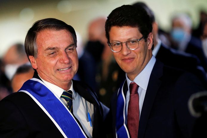 De Braziliaanse president Jair Bolsonaro (links) met de minister van Milieu Ricardo Salles op archiefbeeld.
