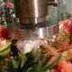 Fruitsalade maken met een hydraulische pers (filmpje)