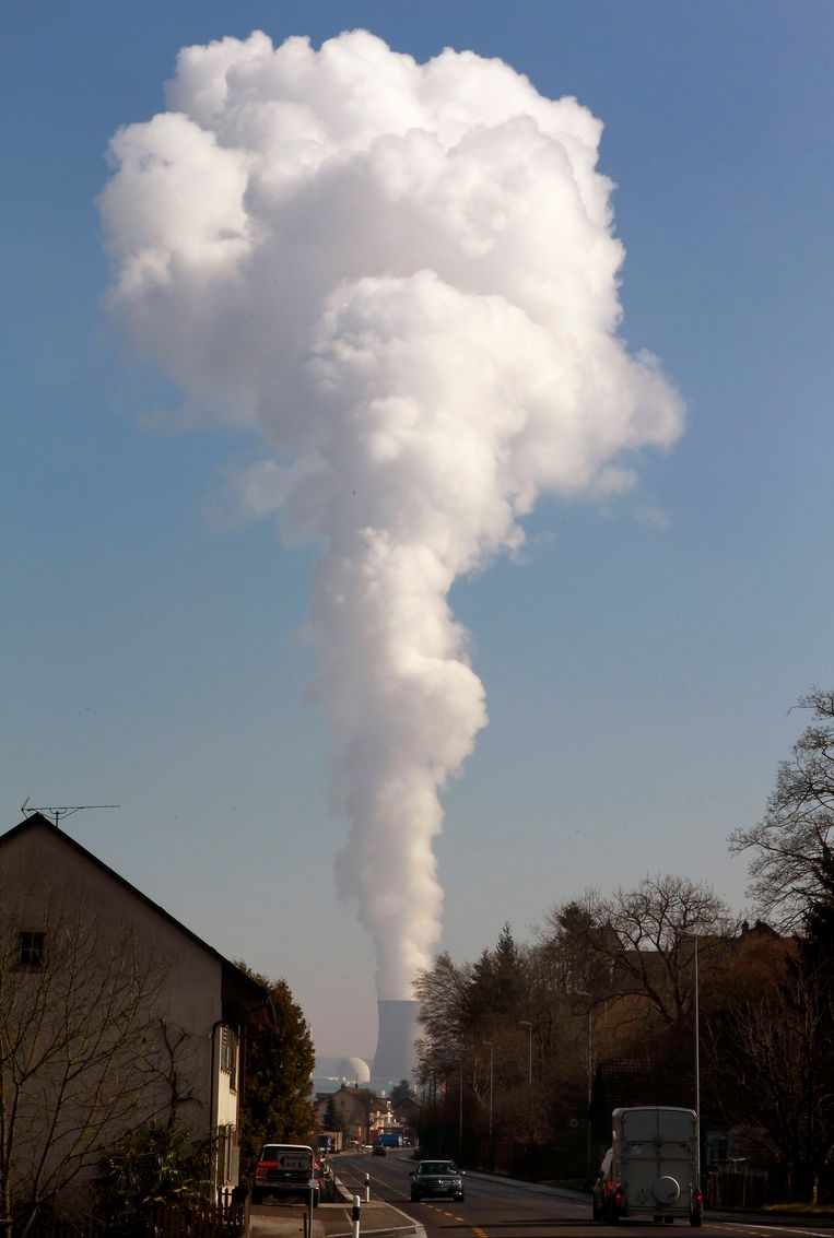 De kerncentrale in het Zwitserse Liebstadt. Zwitserland heeft besloten de vergunningen voor nieuwe kerncentrales voorlopig niet te verlenen, vanwege de problemen in Japan. Beeld reuters