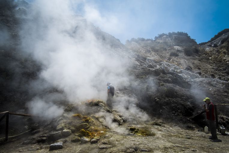 Onderzoekers van het Italiaanse Instituut voor Geofysica en Vulkanologie aan het vulkaansysteem Campi Flegrei. Beeld BELGAIMAGE