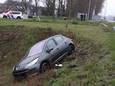 Een auto is zondagochtend in de berm beland aan de Vooreinde in Waalwijk.
