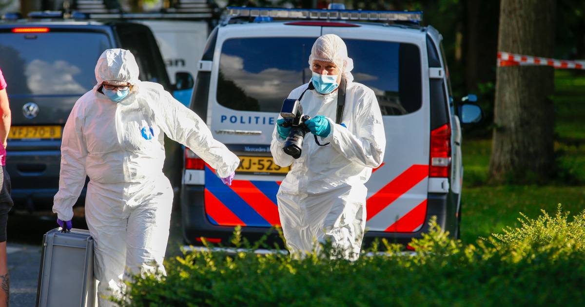 Forensisch onderzoek op een straathoek in de Dordtse wijk Crabbehof, maar de politie zwijgt.