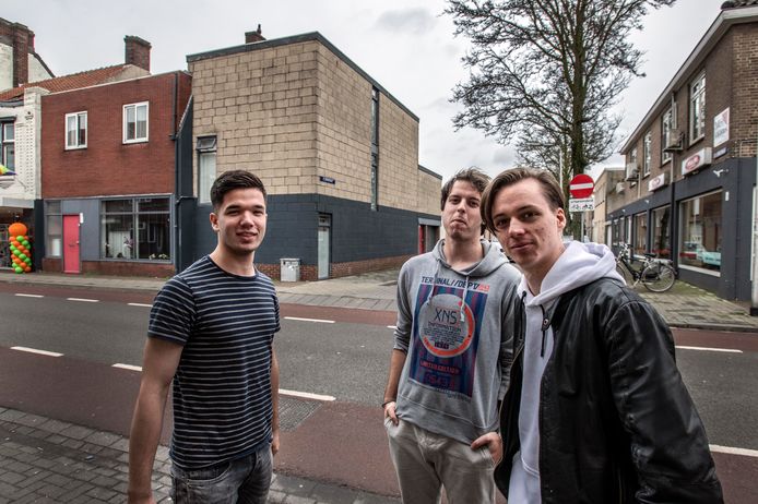 Jens Timmermans (22), Nick Barnhoorn (25) en Robin Pouw (19) wonen in een van de treurigste huizen van Tilburg.