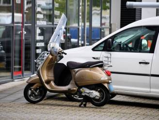 Persoon lichtgewond bij botsing tussen scooter en auto op Gildeweg in Vlissingen