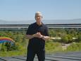 Apple-CEO Tim Cook staat op het dak van het hoofdkantoor van de techgigant.