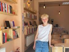 Nieuwe boekenwinkel met café geopend aan Sleepstraat: “Ik zit hier heel graag, aan de rand van het centrum”