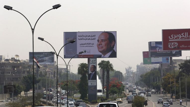 Een grote verkiezingsbanner van Al-Sisi in Caïro. Beeld reuters
