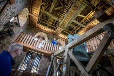 Eeuwenoude Luciatoren in Steensel is ook een museum: ‘Maar als de klok luidt met de klepel, dan ga j