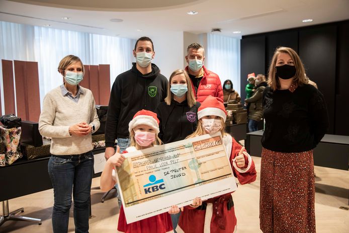 Carnavalsvereniging De Pelter Jeugd (met Niels Bollen en Kobie Eerdekens in het zwart) schonk 1.500 euro aan Bart. Hij staat met rode jas achteraan op de foto. Links staat schepen Ann Van Dorpe die mee de cheque in ontvangst neemt en vooraan ziet u de gelegenheidskerstmannen Demi Peeters en Doutze Aegten.