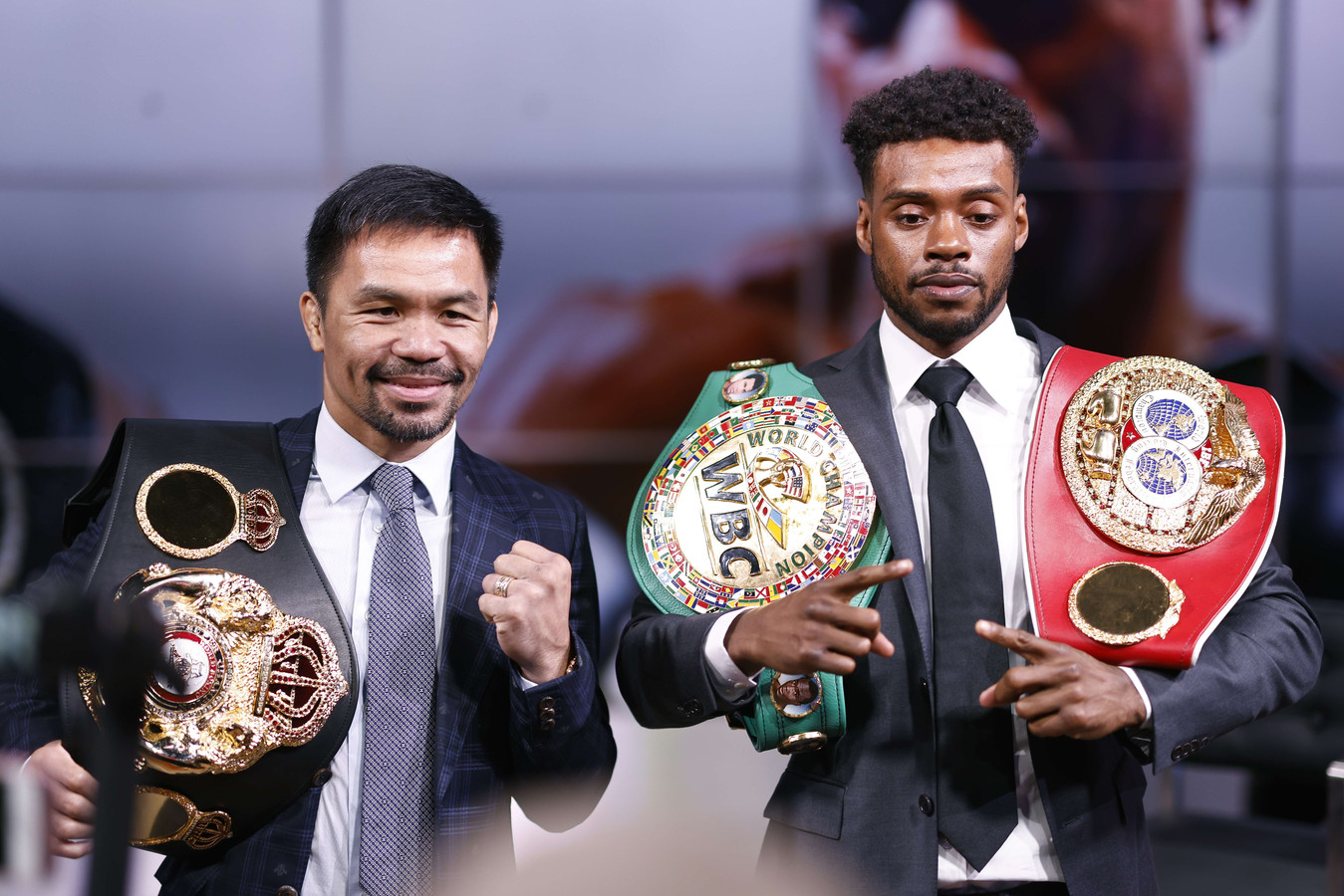 Manny Pacquiao (links) en Errol Spence Jr poseren voor de media na hun persconferentie in Fox Studios op 11 juli 2021 in Los Angeles, Californië. Hun gevecht staat gepland op 21 augustus 2021 in de T-Mobile Arena in Las Vegas, Nevada.