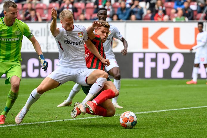 Mitchel Bakker (in het wit) in actie namens Bayer Leverkusen tegen FC Augsburg.