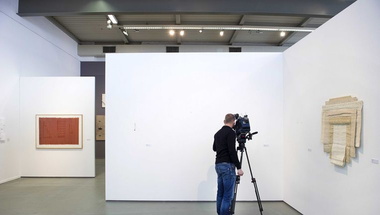 De wand in het museum Van Bommel van Dam waar de kunstwerken hingen die door onbekenden gestolen werden. Beeld ANP