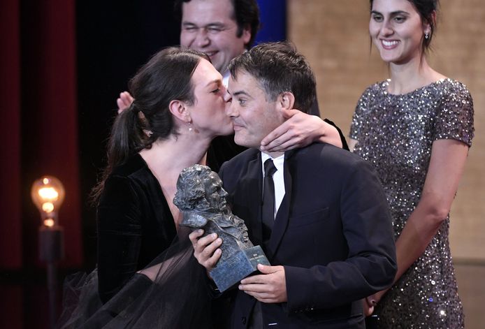 De Chileense transgenderactrice Daniela Vega kust haar Argentijnse regisseur Sebastian Lelio. Lelio won deze nacht de Oscar voor beste niet-Engelstalige film. De hoofdrol in die film wordt vertolkt door de Chileense actrice Daniele Vega, een transgender.